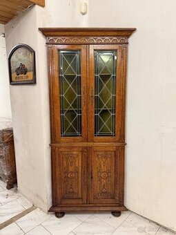 Starožitná rohová vitrína