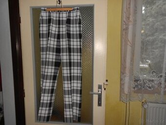 Kostičkové kalhoty.