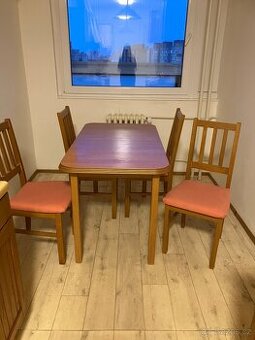 Jídelní stůl se židlemi