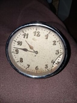 Hodiny staré do auta