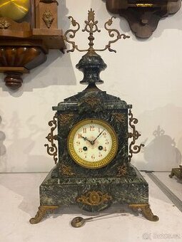 Francouzské krbové hodiny s mechanickým pérovým strojkem