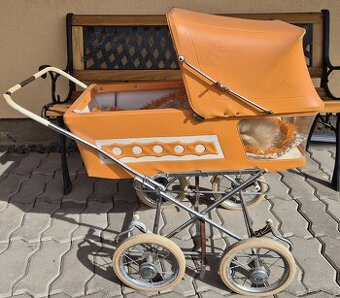 Dětský retro kočárek s panenkou
