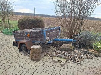 Starý přívěsný vozík za auto – za odvoz