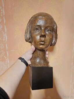 Socha - hlava dívky