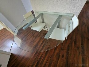 SKLENĚNÝ JÍDELNÍ STŮL