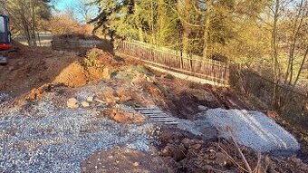 Návoz zeminy, kamenů, špatná zem