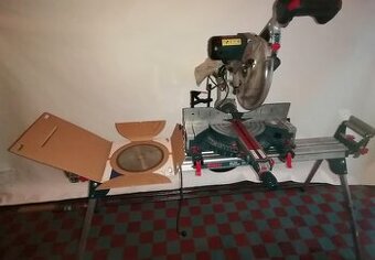 Pokosová tesařská pila Bosch GCM 10 SD včetně stolu