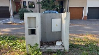 Betonový pilíř / rozvodná skříň – zdarma za odvoz, Praha 5
