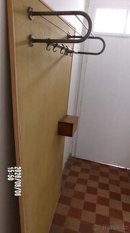 Retro věšáková stěna