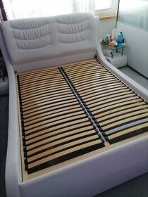 Koženková manželská postel +noční stolek