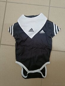 Body adidas v sadě s bryndáčkem
