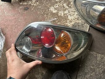 Peugeot 206 zadní světla.Není problém zaslat poštou . - 1