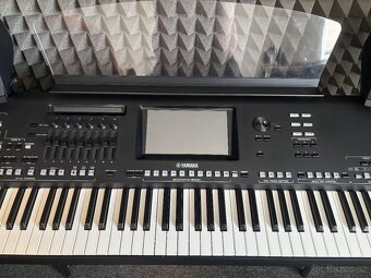 Yamaha Genos, včetně originálního ozvučení.