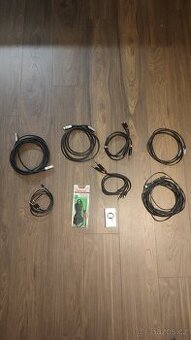 Různé kabely a ladička