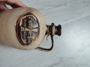 Keramický džbán na víno