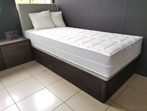 Postel typu boxspring z bukového masivu s čalouněným čelem