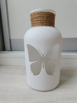 Bílá váza s motýlem - nová