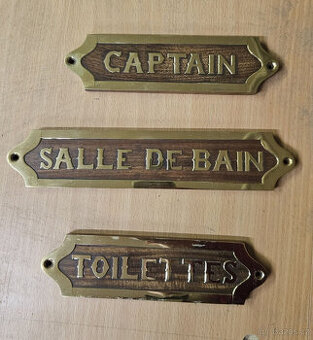 Krásné dřevěné cedulky