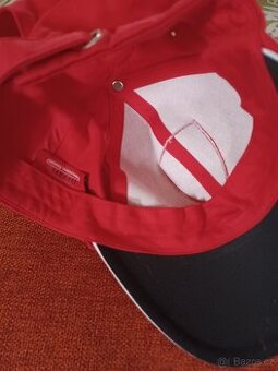 Prodám kšiltovku Ferrari s podpisem kimiho rajkonena