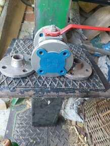 Ventil s přírubama