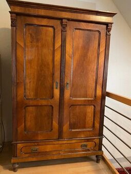 Dřevěná starožitná skříň