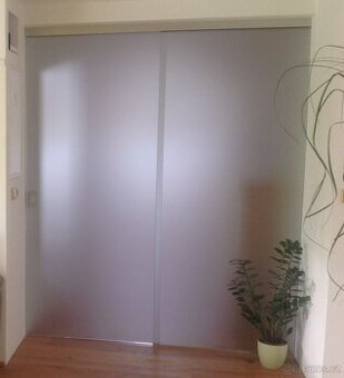 SKLENĚNÁ STĚNA S POSUVNÝMI DVEŘMI - 3 roky stará