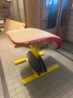 Přeskokový gymnastický stůl