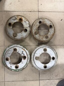 Podložky pod poklice na české vozy