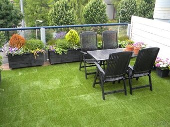 Gumová dlaždice s kvalitním povrchem z umělé trávy (značka J