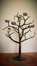 Kovaný strom života-svícen na čajové svíčky.