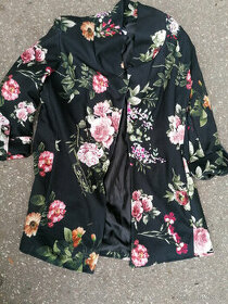 Cena: 599 Kč kabát , černý kardigan s výraznými květy. barev