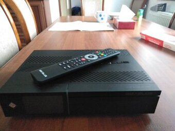 prodam satelitni prijimac giga blue4k