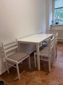Jídelní stůl a 4 židle