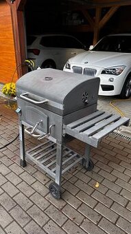 Zahradní grill na uhlíky