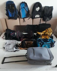 (29) TAŠKY, BATOHY, NÁKUPNÍ TAŠKY A KUFRY NA KOLEČKÁCH vis f