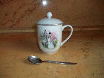 čínský porcelánový hrnek s pokličkou