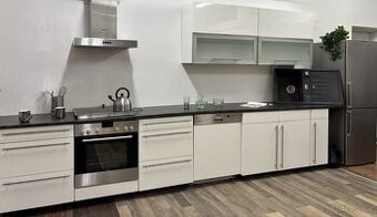 Světlá designová kuchyně SIMBA