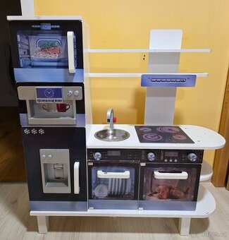 Dětská dřevěná kuchyňka