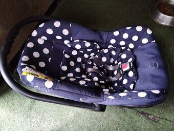 Autosedačka vajíčko + oblečení pro holčičku