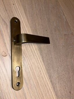 Bezpečnostní dveřní kování