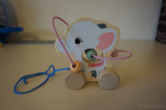 dřevěná tahací hračka slon s labyrintem