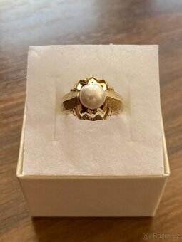 Zlatý dámský prsten s perlou