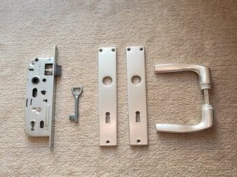 Zadlabací zámek na dozický klíč, štíty, klika