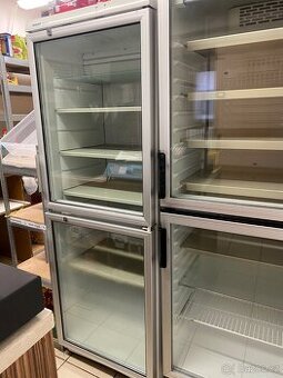 Chladicí prosklená vitrína