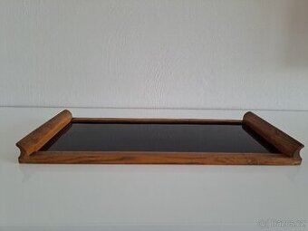 Dřevěný podnos s tmavým skleněným dnem
