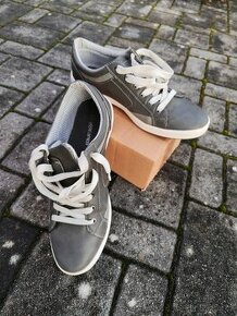 šedé botasky