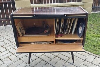 Starožitný gramofon se skříní