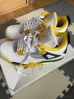 Air Jordan 4 Retro