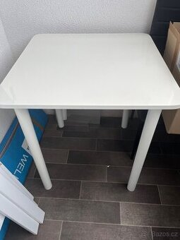 Stůl a dvě židle