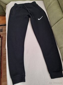 černé nike tepláky
